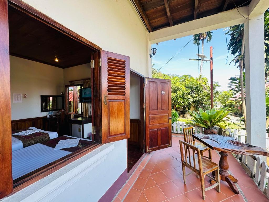 Kingkham Riverside Hotel