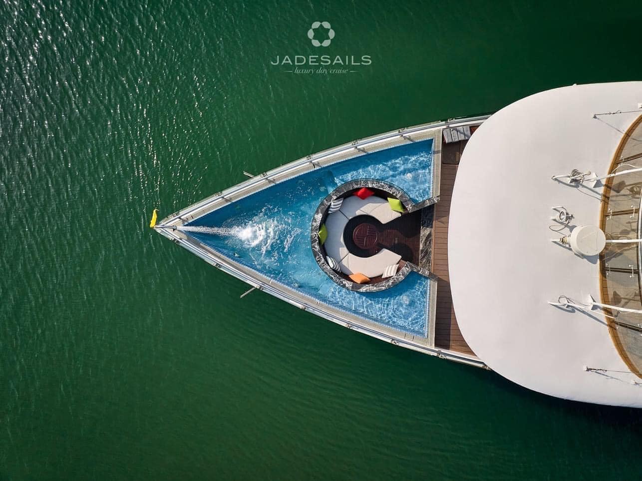 DU THUYỀN JADESAILS HẠ LONG – LAN HẠ