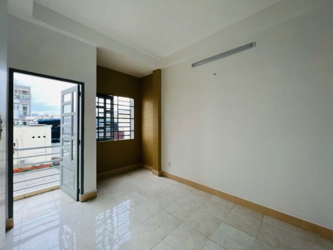 NHÀ CẠNH UBND QUẬN 10