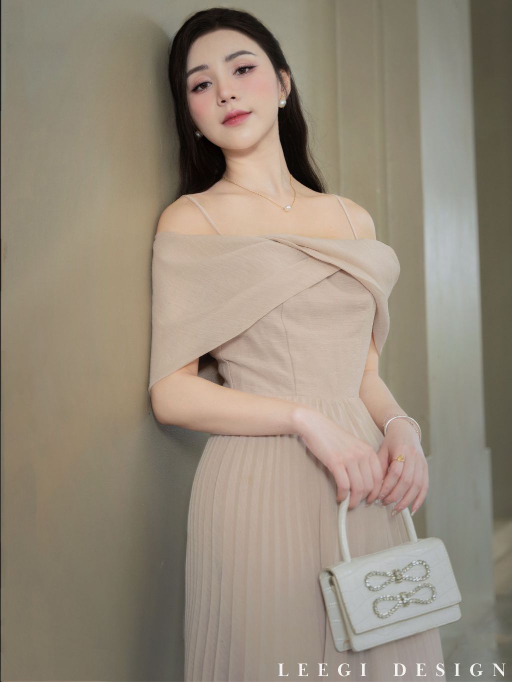 Váy xếp ly dáng dài chéo vai