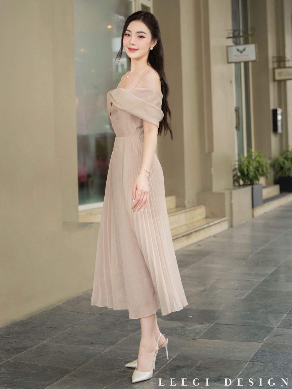 Váy xếp ly dáng dài chéo vai