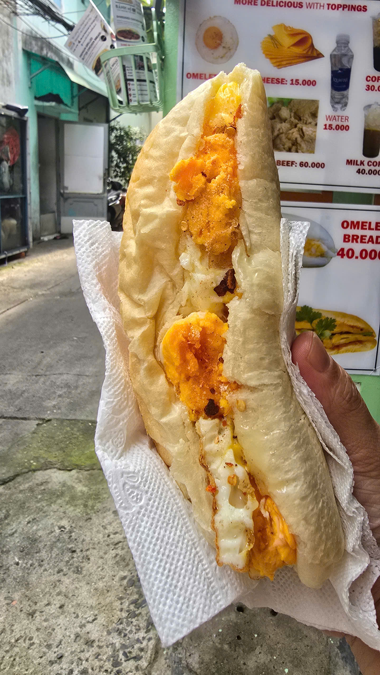 Title: Saigon’s Best-Kept Secret: Bánh Mì 611 – A Culinary Must-Try i
